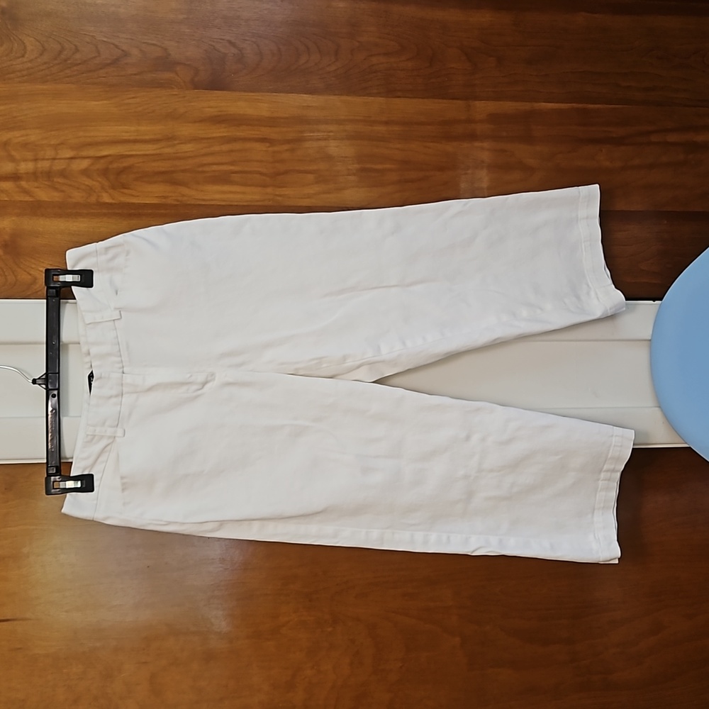 BRIGGS NEW YORK White Stretch Capris Size 10
